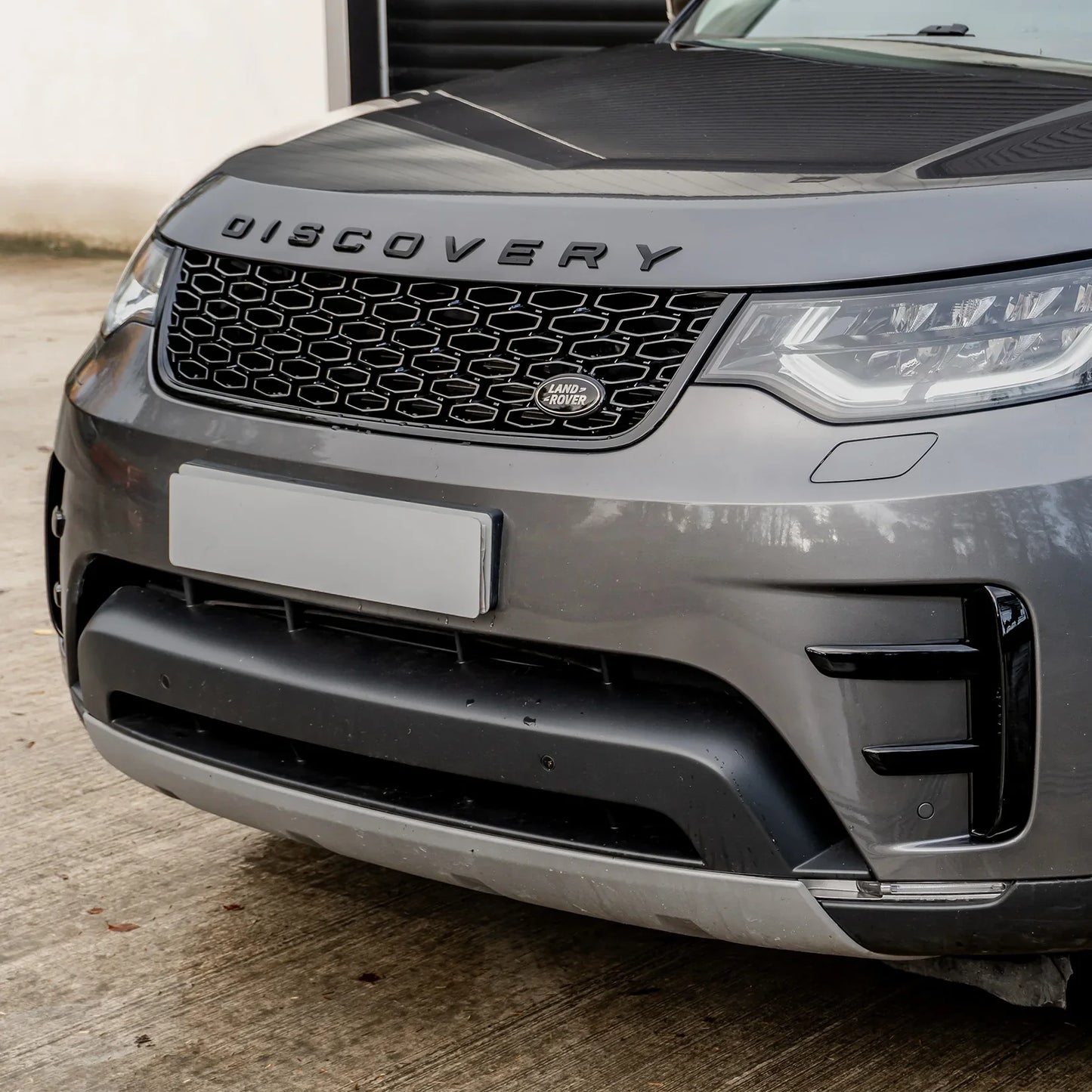 Land Rover Discovery 5 Dynamic Front Grill - Gloss Black